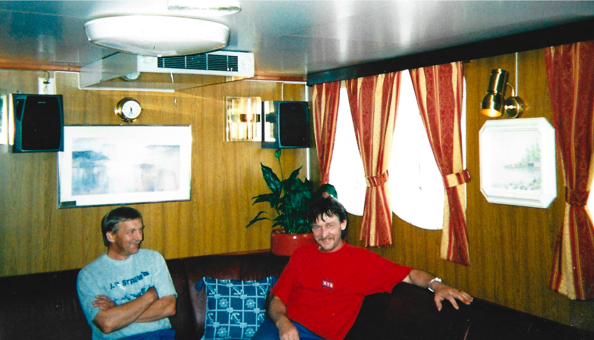 Torbjørn Larsen (t.v.) og Laurits Thorsen ombord i «Folla» på midten av 90-tallet.