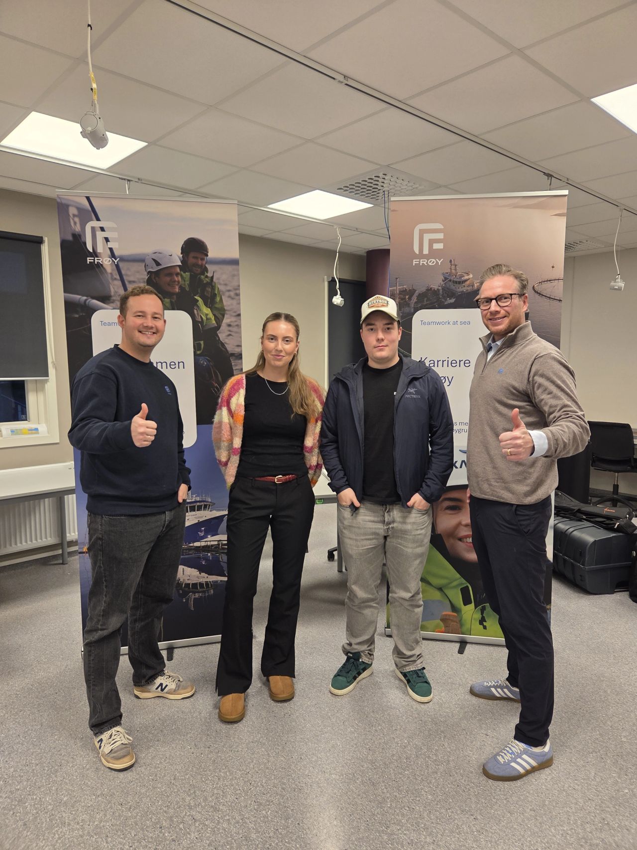 Dina Kristoffersen er blant de som har fått «talentstipend» fra Frøy, her sammen med Hermann Isaksen som også har mottatt stipend og Lasse Skeie og Anders Skaare i Frøy. 