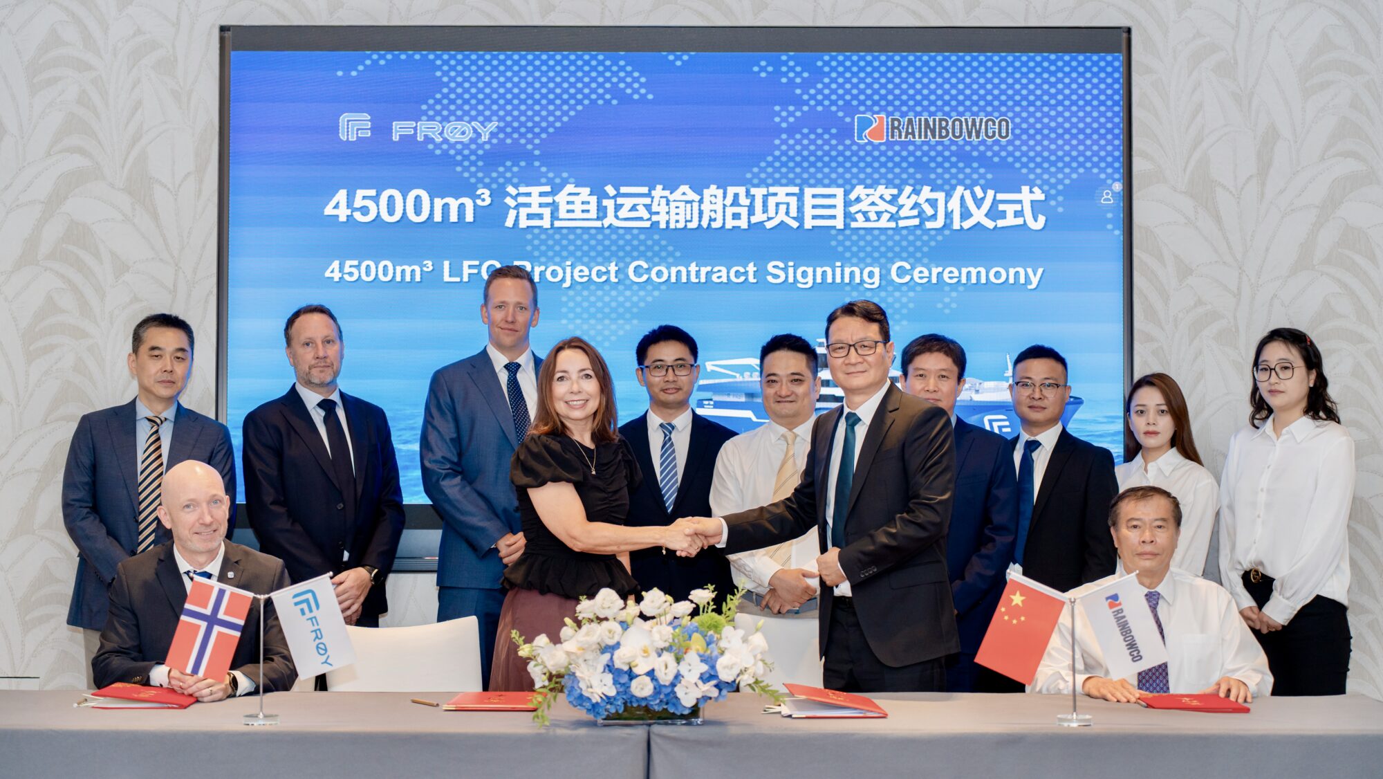 Tonje Foss og Kristian Reiten sammen med ledelsen i Nantong Rainbow Offshore & Engineering Equipment Co., Ltd på signeringsseremonien i Kina.